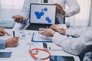 Görüşme, tablet ve doktorlardan oluşan bir ekip sağlık hizmetlerinden ve tele-sağlık uygulamalarından konuşmak için ofiste. Hastane finansmanı veya sponsorluğu için internet sitesiyle cerrah grubu, teknik ve tıbbi tartışmalar