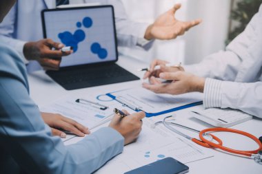 Görüşme, tablet ve doktorlardan oluşan bir ekip sağlık hizmetlerinden ve tele-sağlık uygulamalarından konuşmak için ofiste. Hastane finansmanı veya sponsorluğu için internet sitesiyle cerrah grubu, teknik ve tıbbi tartışmalar