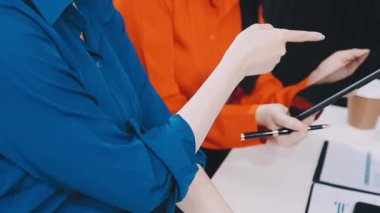 ofiste bilgisayar üzerinde çalışan iş adamları.