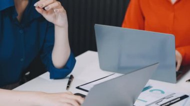 genç iş kadını ofiste dizüstü kullanarak