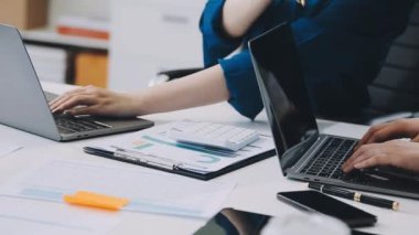 yakın plan - iş ekibinin ofiste birlikte çalışması