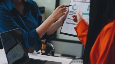 Ofiste dijital tabletle çalışan iş kadını