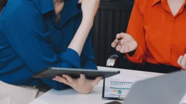 İş adamları mali verileri tartışıyor ve tartışıyorlar