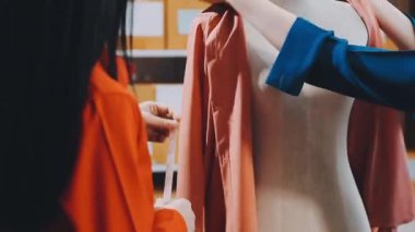 Atölyedeki kadın terzi, yakın plan.