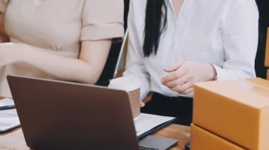 İş kadınları ofiste çalışıyor.