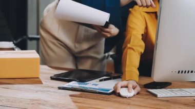 Dizüstü bilgisayarla çalışan üniformalı ve kasklı kadın işçi.