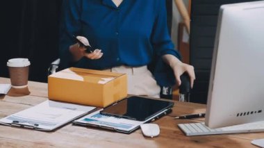 Online alışveriş, çevrimiçi ödeme, kredi kartı, online alışveriş ve e-ticaret konsepti. Bilgisayarda çalışan adam.