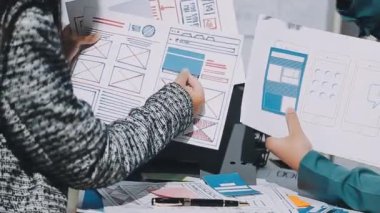 İş ekibi ofisinde toplanıyor. Yeni proje üzerinde çalışan iş adamları.