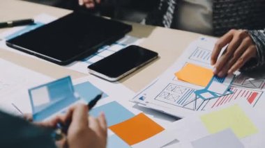 Genç adam ofiste günlük giysiler içinde.