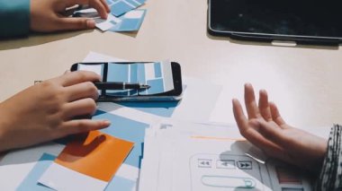 Mobil uygulama kullanan tasarımcı