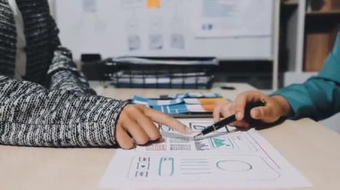Dizüstü bilgisayarı, tableti ve akıllı telefonu olan genç bir iş adamı.