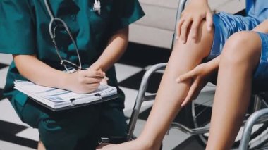 Doktor ve hasta hastanede.