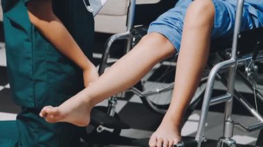 Hastanede tekerlekli sandalyede bir doktor.