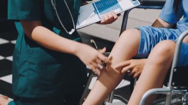 Doktor ve hasta hastanede tekerlekli sandalyede oturuyor..