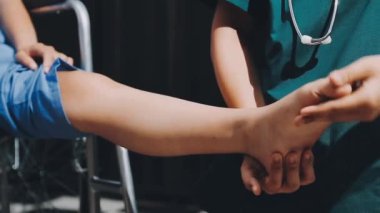 Hastanedeki doktor elini kapat.