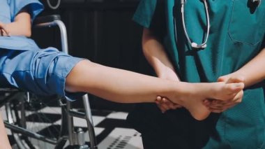 Hastanede bir doktor. Hasta ve doktor.