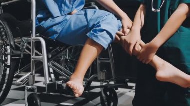 Tekerlekli sandalyede Asyalı doktor