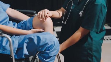 Doktor hastanın elini tutuyor, tıbbi geçmişi var..