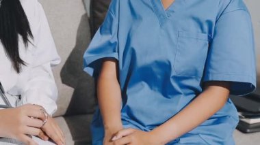 Steteskoplu üniformalı genç bir doktor.