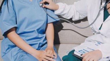 Üniformalı ve steteskoplu kadın tıp doktoru.