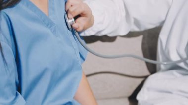 Doktor hasta bir stetoskop ile incelenmesi.