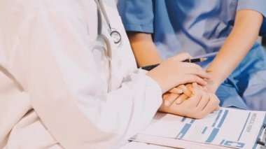 Tıbbi muayenesi olan doktor ve hasta.