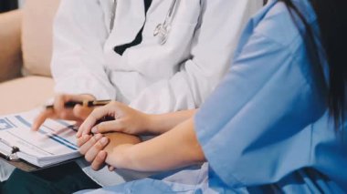 Doktor eli bir hastayı tutuyor. tıbbi konsept.