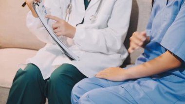 Doktor ve hasta ofiste oturuyor.