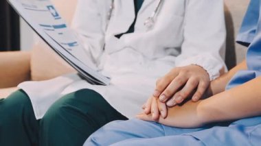 Doktor ve hasta hastanede sağlık sorunlarını tartışıyor