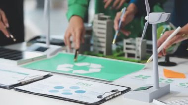 Bilgisayarla çalışan iş adamları grubu, başlangıç iş konsepti.