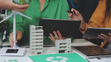 Asyalı iş kadını bir plan yapmak için dijital tablet kullanıyor