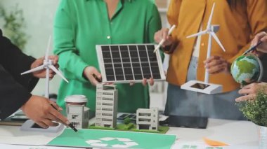 Güneş panelleri, rüzgar türbinleri ve yeşil enerjisi olan bir grup mutlu Asyalı. sürdürülebilir yaşam tarzı ve sürdürülebilir kalkınma.