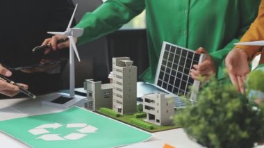 Güneş panelleri tutan mühendis