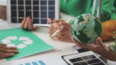 Yakın plan. Elinde kağıt küre tutan kadın.