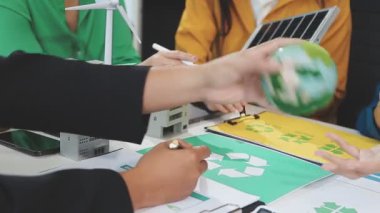 Eko dostu alternatif bir enerjinin elinde rüzgar türbini olan güneş panelleri