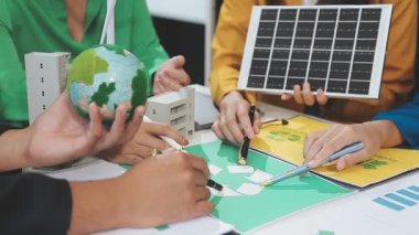 Güneş panelleri, ekoloji kavramı ile çalışan bir grup insan