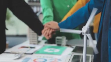 Elinde yeşil bitki olan bir grup insan.