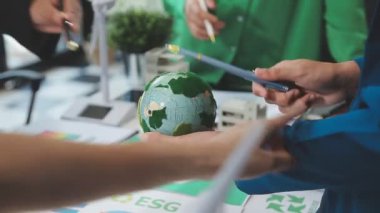 Dizüstü bilgisayarda çalışan iş adamları