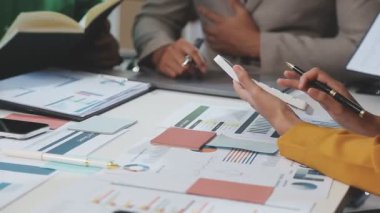 Yakın plan - modern bir ofiste birlikte çalışan iş adamları