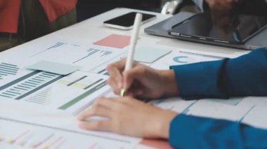 Modern ofiste proje üzerinde çalışan iş adamları.