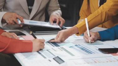 Bir grup insan bir planı tartışıyor.