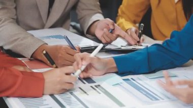 İş adamları mali planı tartışıyor