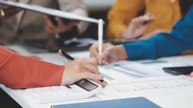 İş toplantısı. Ofiste çalışan bir grup profesyonel insan..