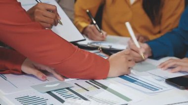 İş adamları modern ofiste toplanıyor..