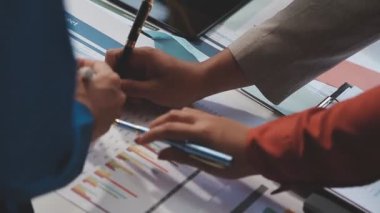 kapatma ekibi yeni projeyi tartışıyor.