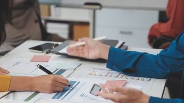 Toplantı odasında çalışan genç iş adamları..