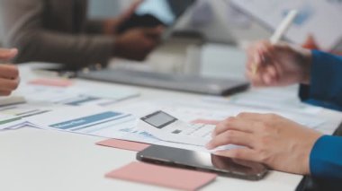 İşletme ekibi masada mali planı tartışıyor.