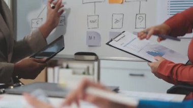 Modern ofiste iş ekibi toplantısı