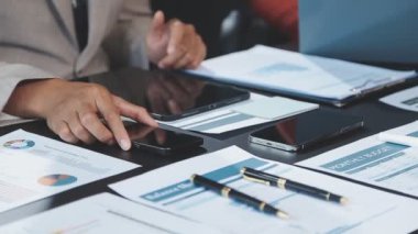 ofiste çalışan iş adamlarının yakın çekim