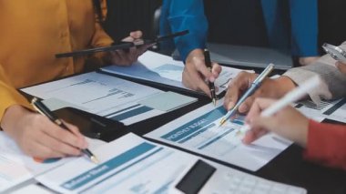 İş adamları ofiste toplanıyor..